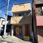 スタイリッシュな都市型3階建住宅。(外観)